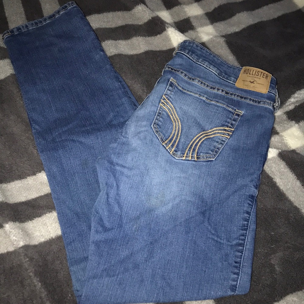 Never worn! Hollister skinny jeans.